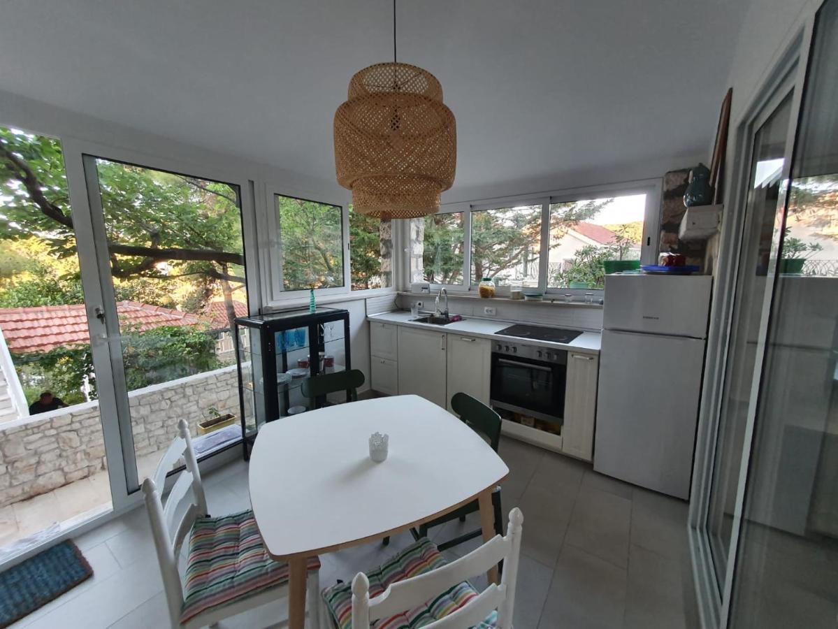 Holiday Home Dora Splitska Exterior photo