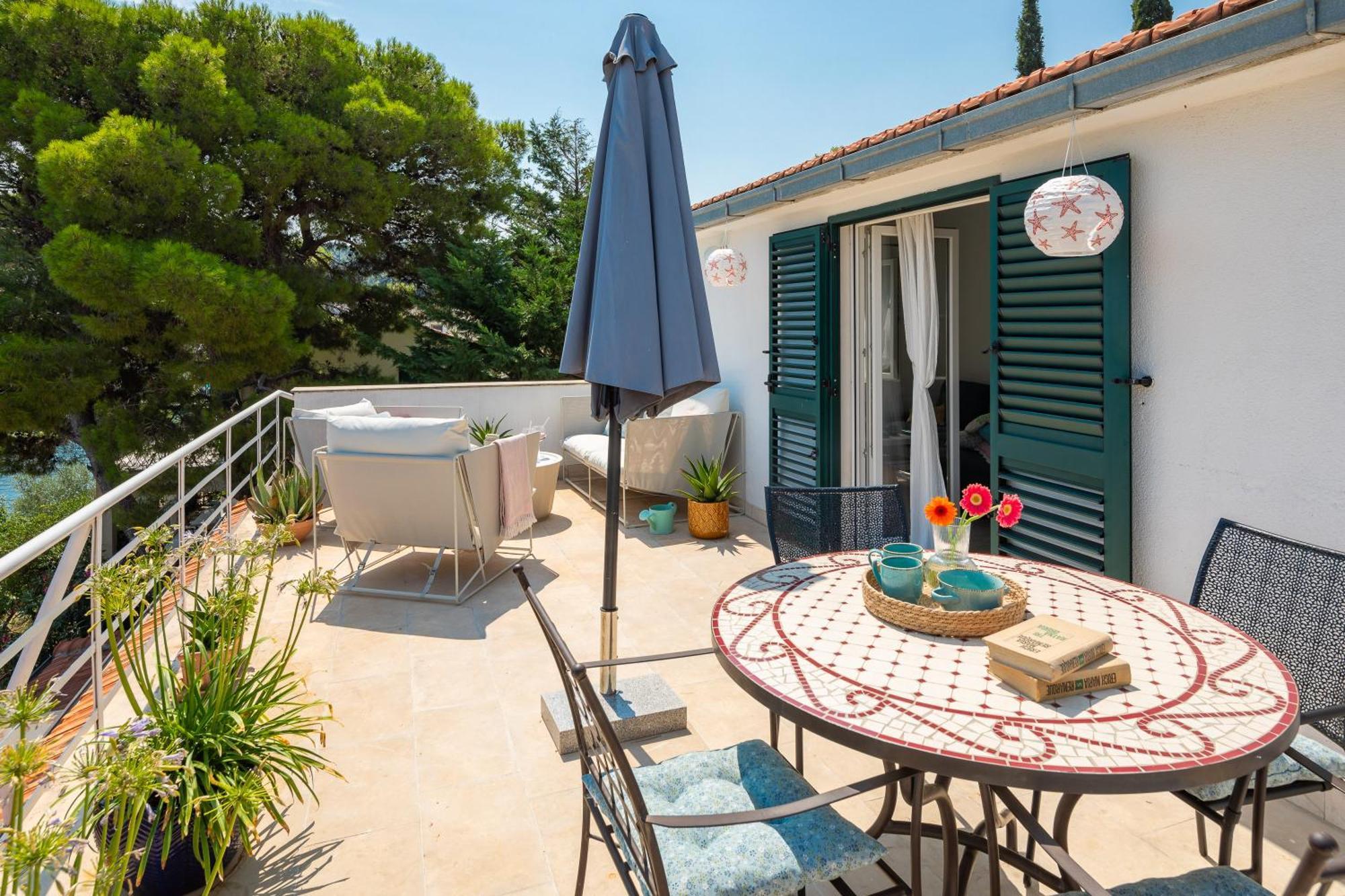 Holiday Home Dora Splitska Exterior photo